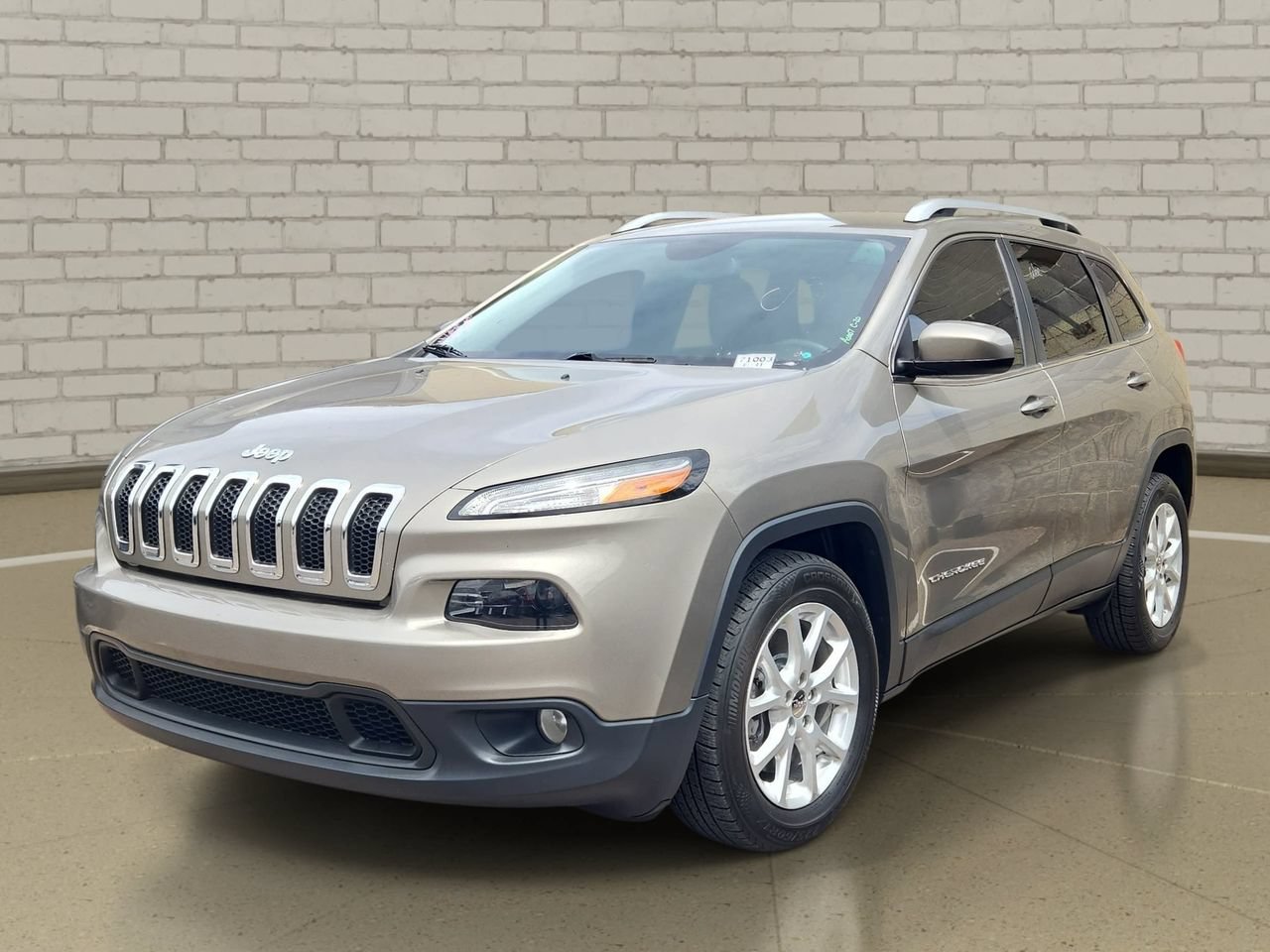 Used 2017 Jeep Cherokee Latitude FWD image 1