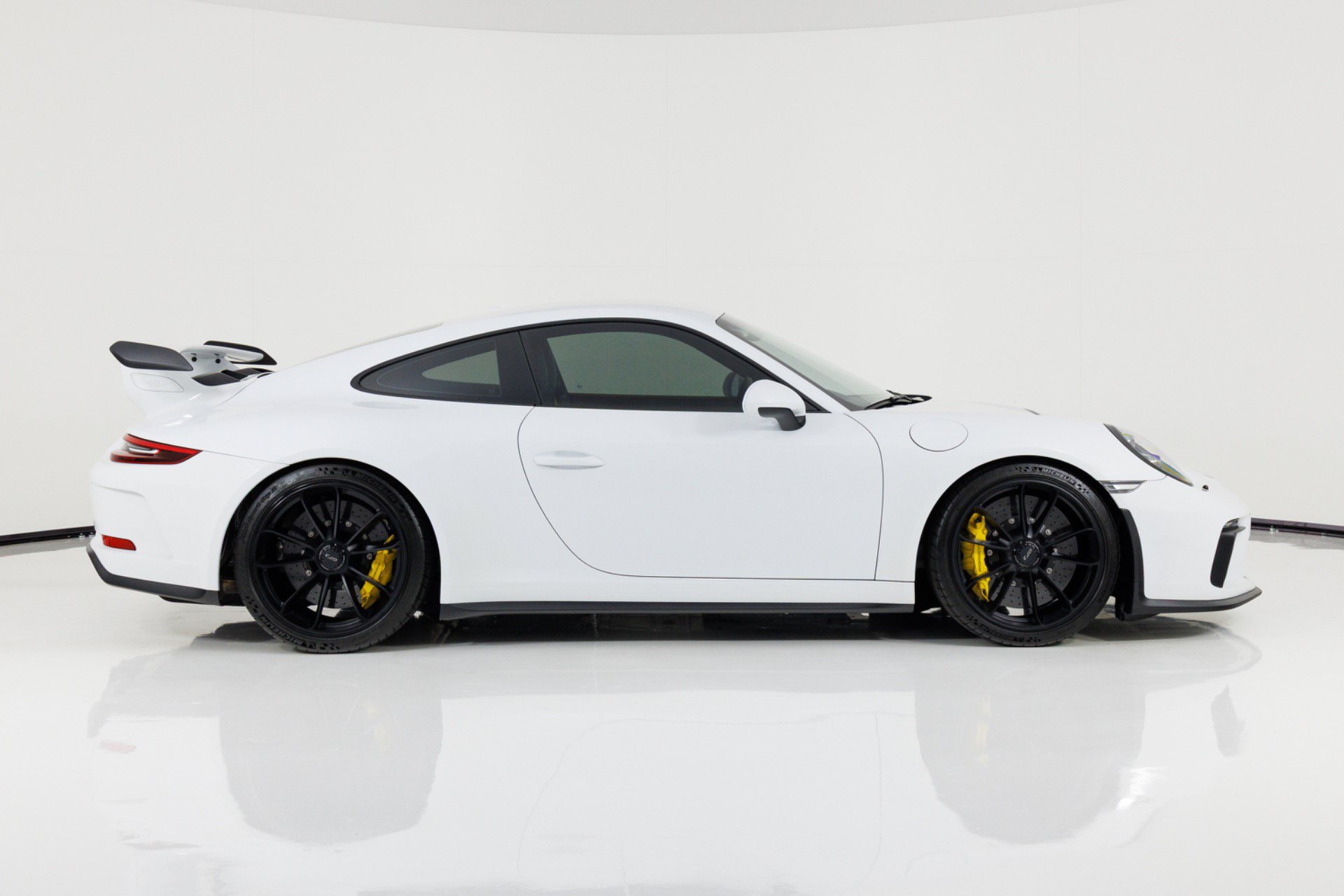 Used 2018 Porsche 911 GT3 RWD image 2