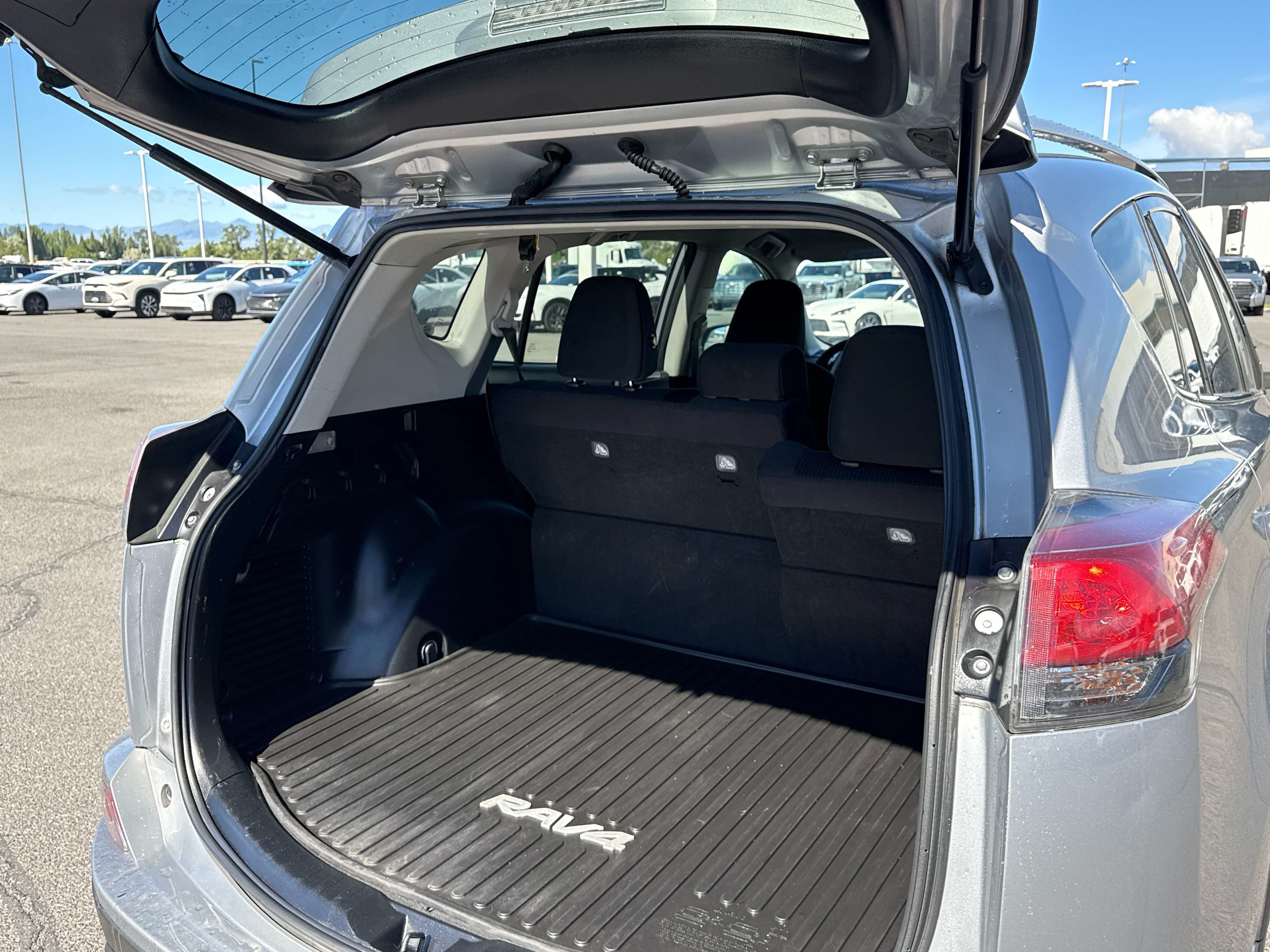 Used 2016 Toyota RAV4 LE FWD image 15