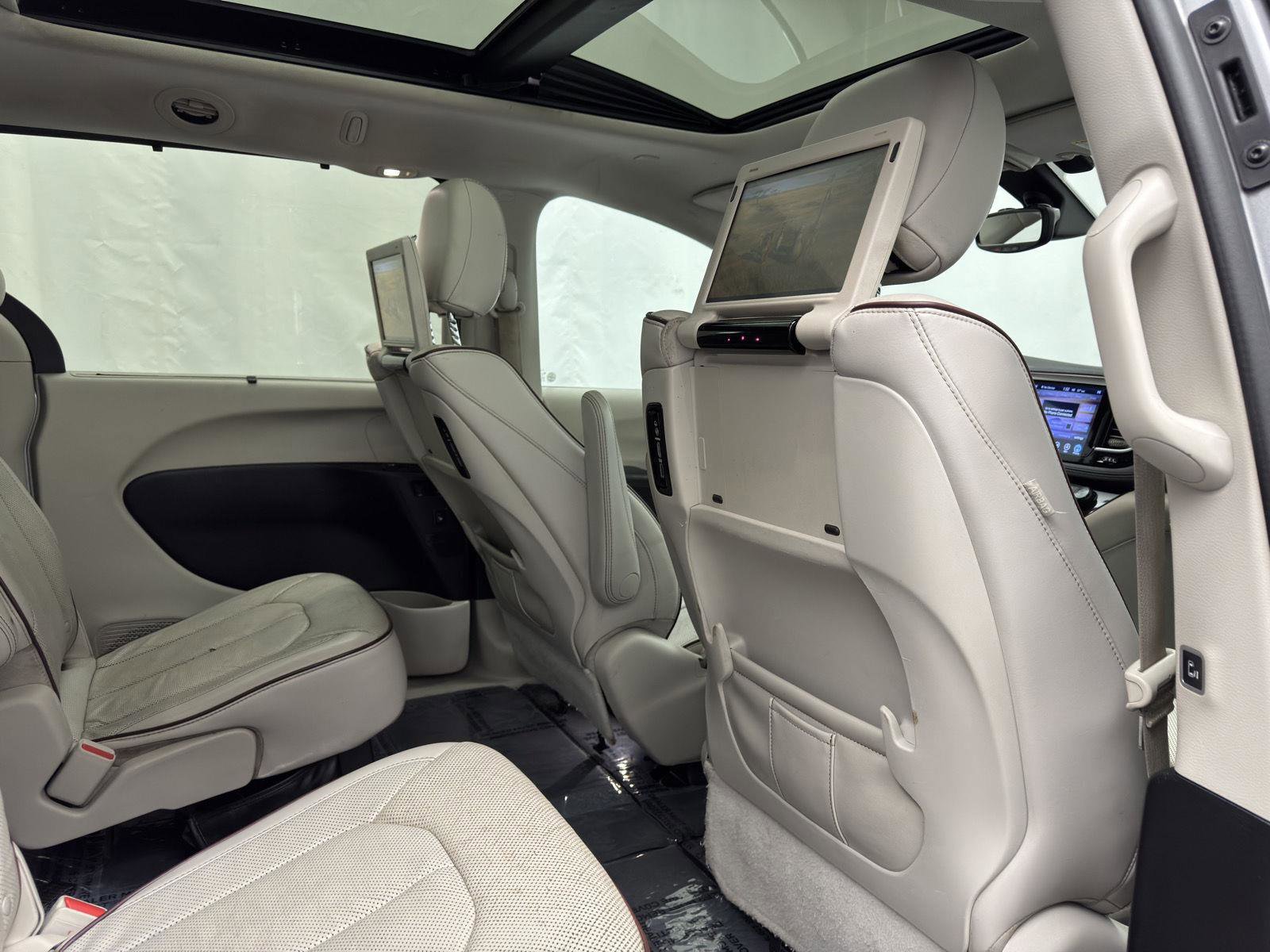 Used 2017 Chrysler Pacifica Limited image 32