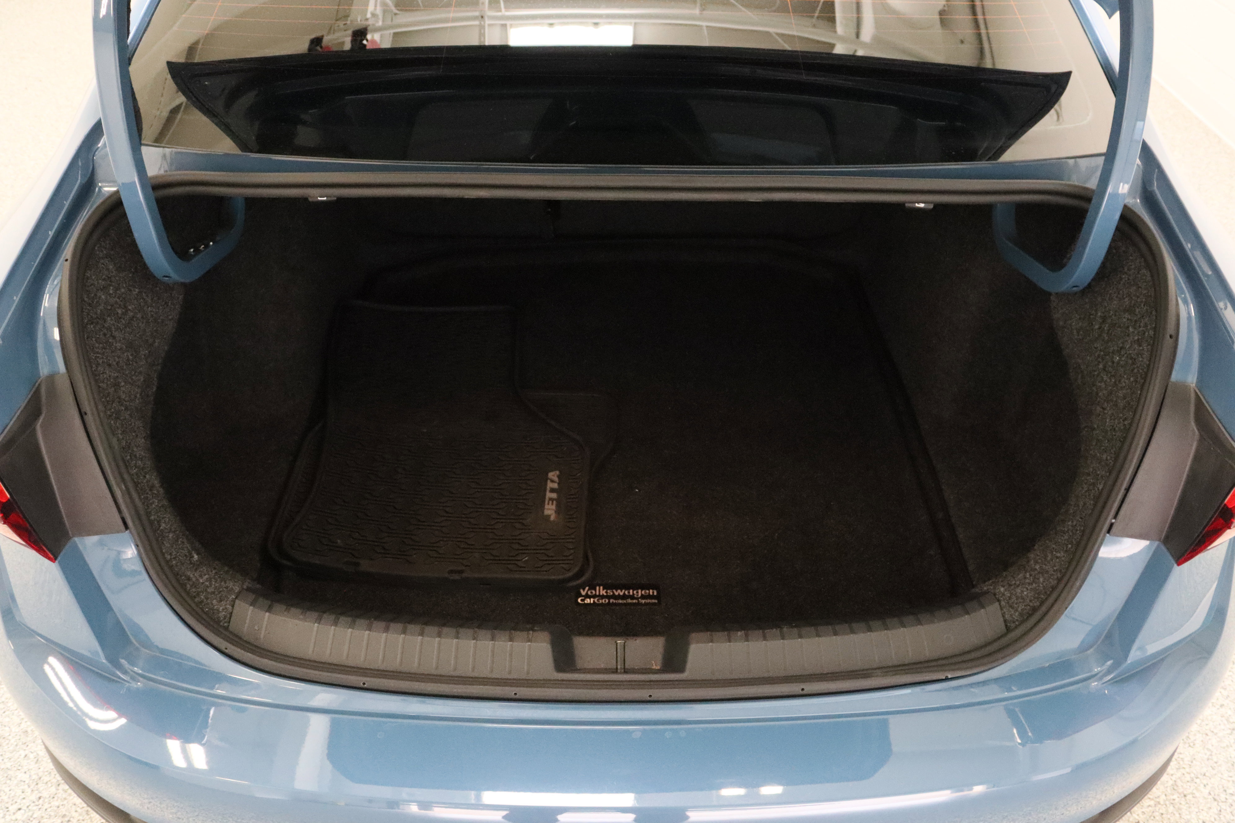 Used 2025 Volkswagen Jetta SE image 33