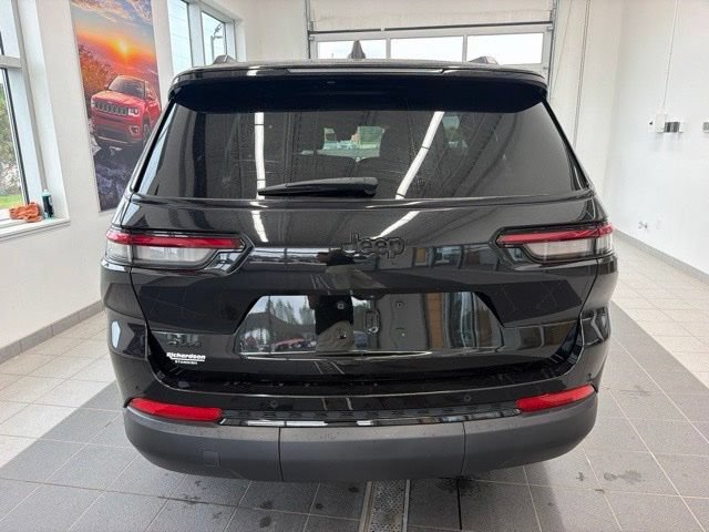 Used 2025 Jeep Grand Cherokee L Altitude AWD/4WD image 4