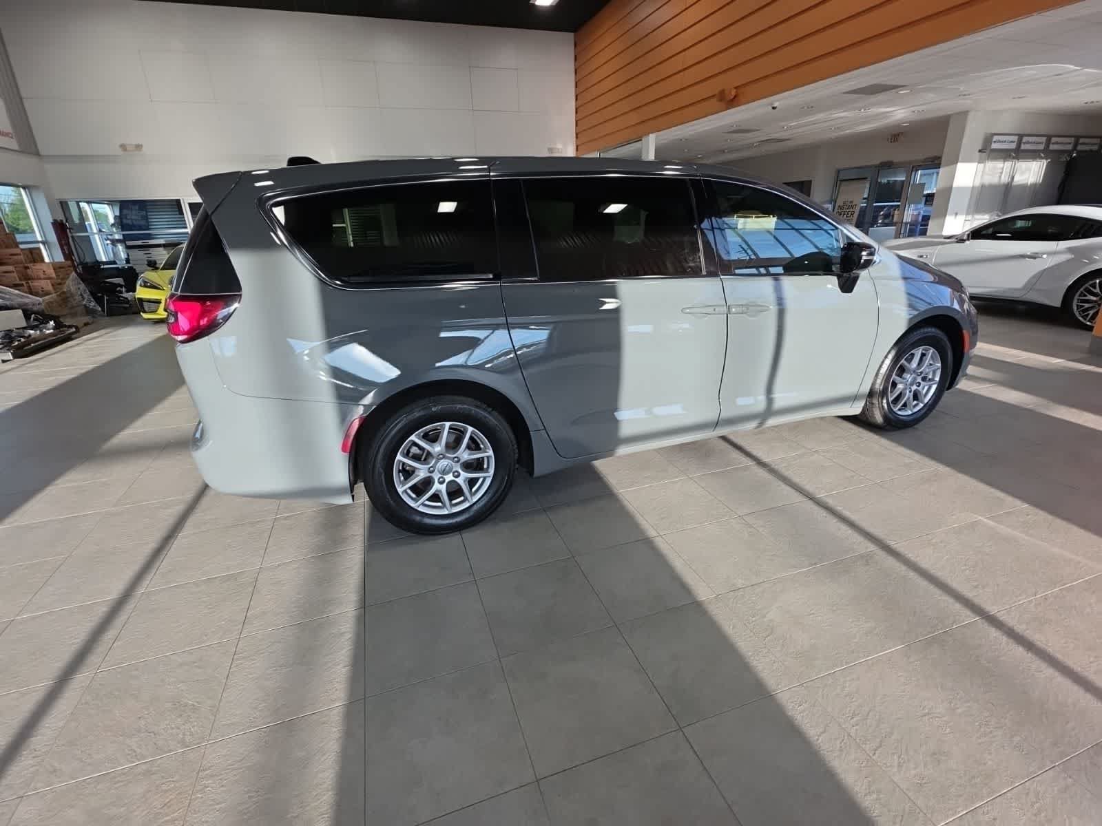 Used 2025 Chrysler Pacifica Select FWD image 6