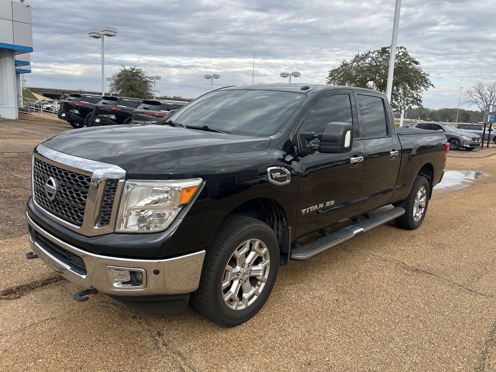 Used 2017 Nissan Titan SV image 4