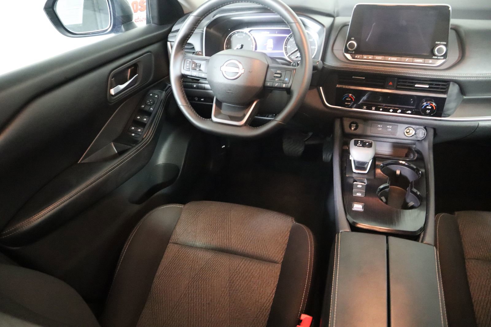 Used 2025 Nissan Rogue SV image 40