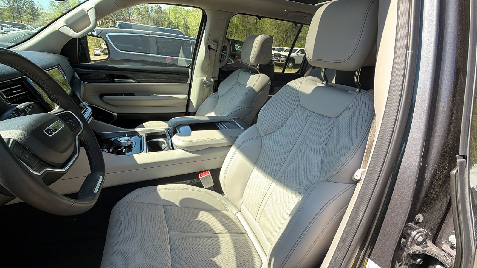 Used 2024 Jeep Wagoneer L Series III w/ Premium Group I image 17