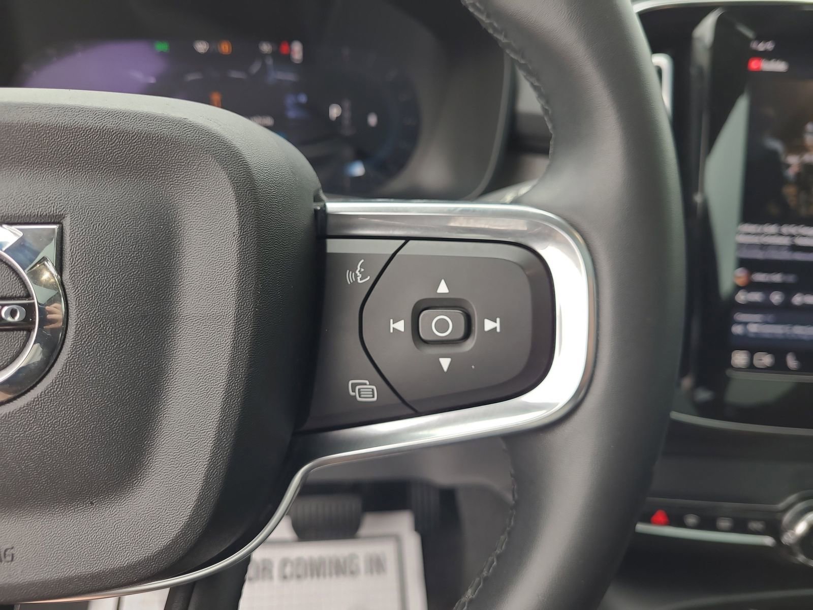 Used 2023 Volvo XC40 B4 Ultimate FWD image 28
