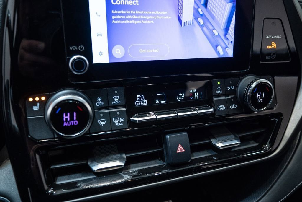 Used 2023 Toyota Highlander XLE AWD/4WD image 25