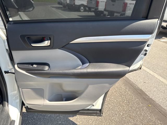 Used 2019 Toyota Highlander XLE AWD/4WD image 17