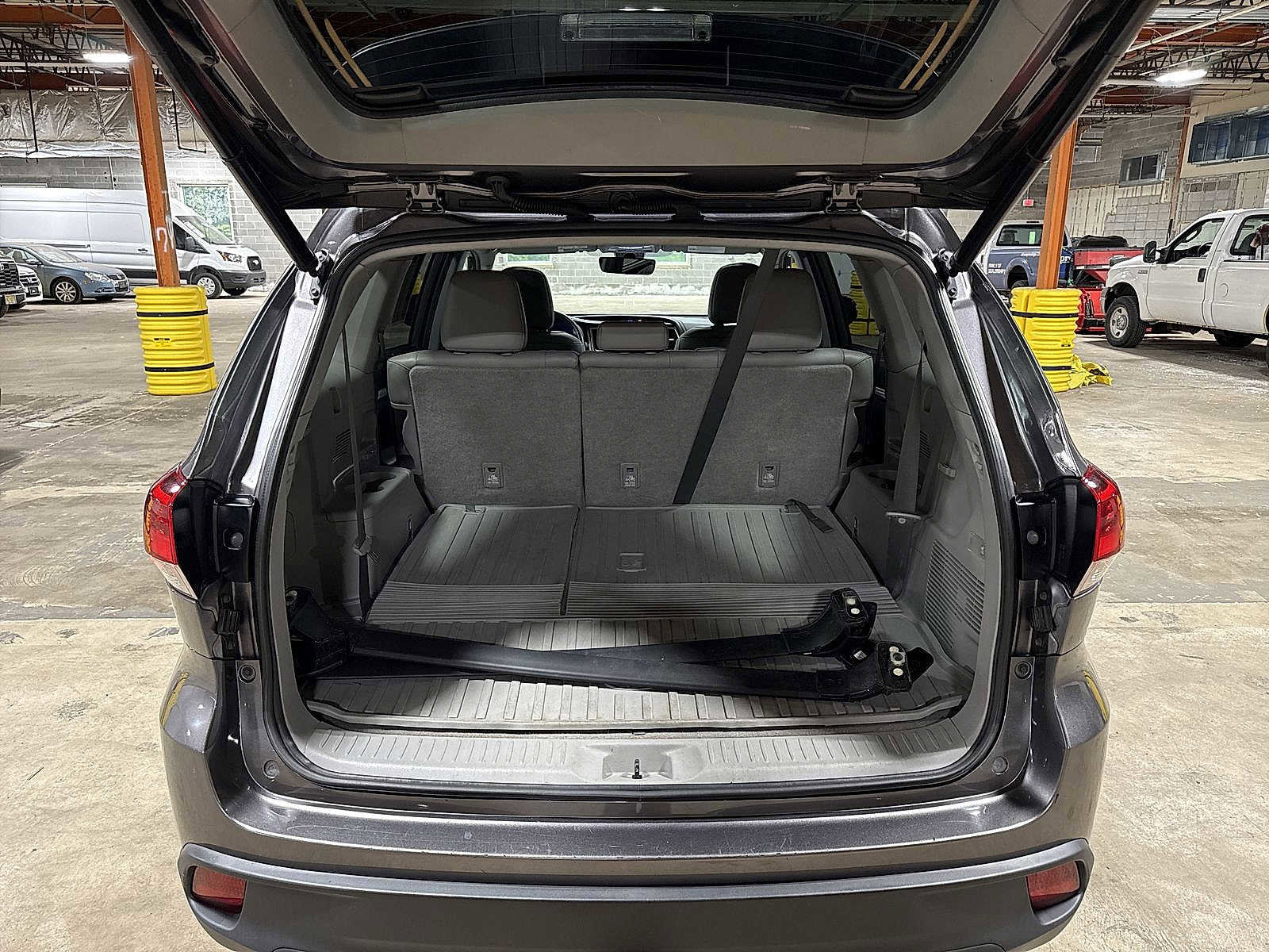 Used 2019 Toyota Highlander XLE AWD/4WD image 11