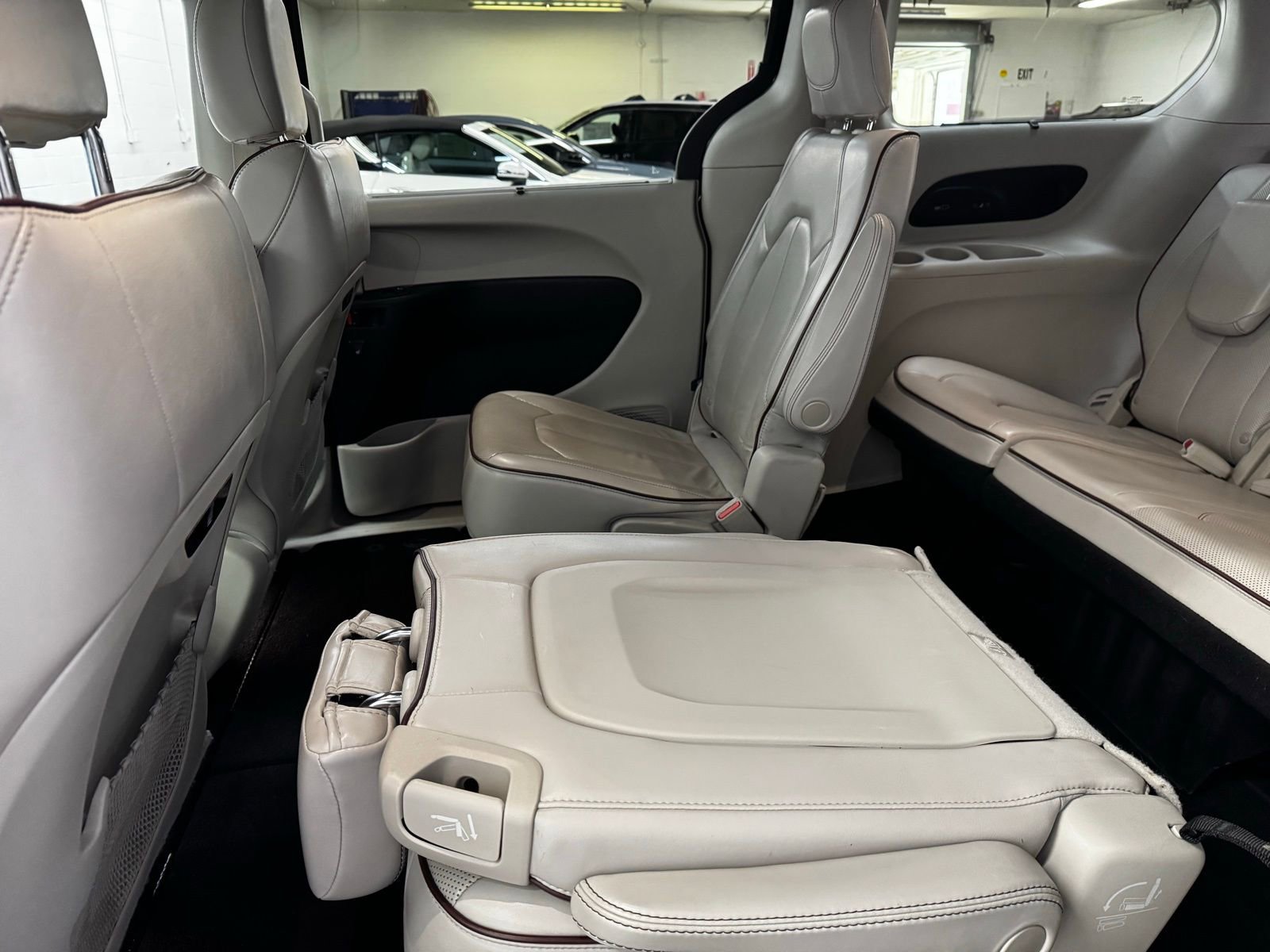 Used 2020 Chrysler Pacifica Limited FWD image 30