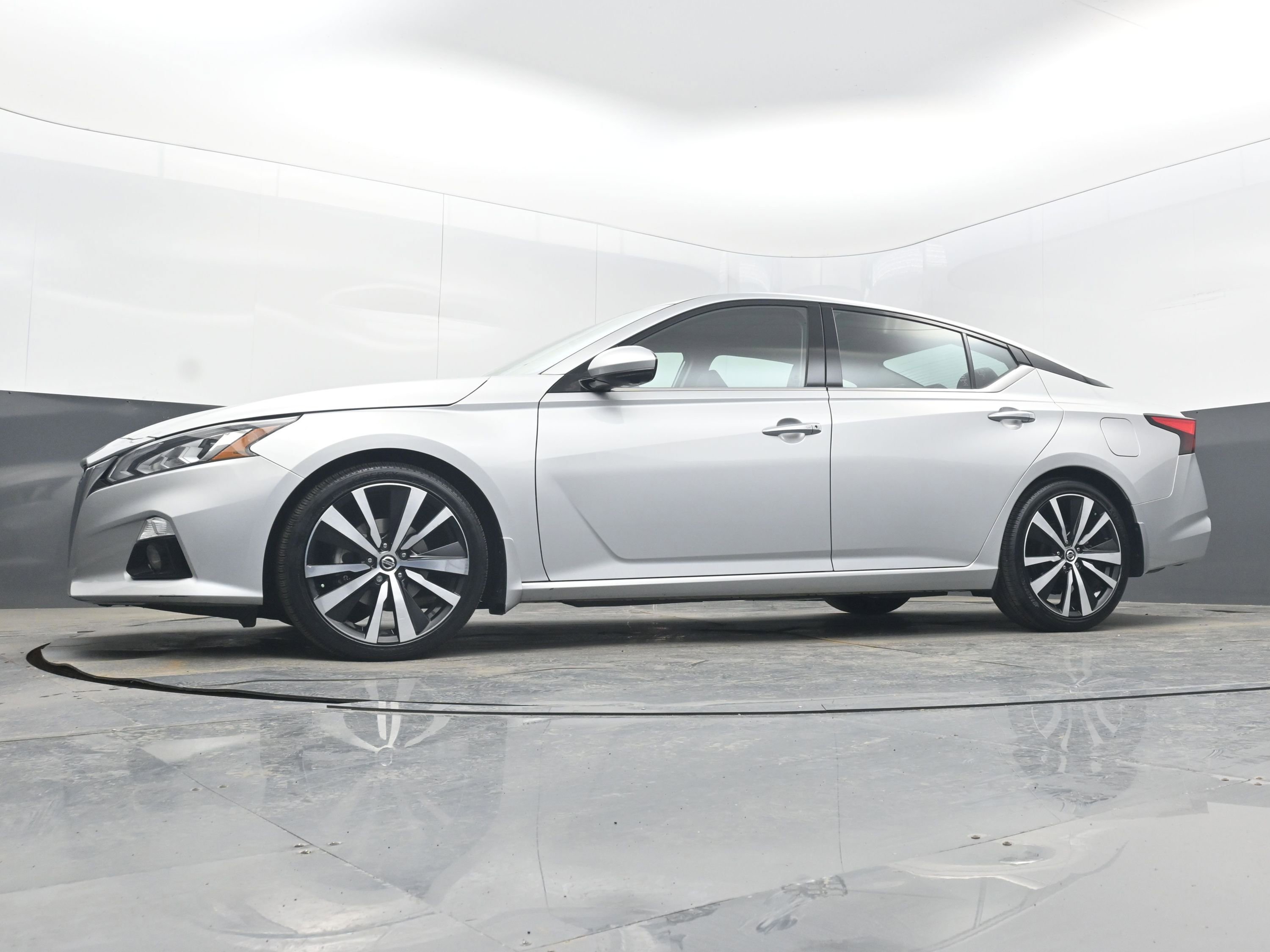 Used 2020 Nissan Altima 2.0 Platinum image 24