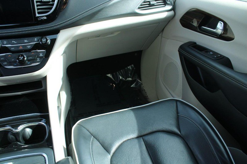 Used 2023 Chrysler Pacifica Limited FWD image 17