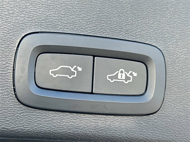 Used 2021 Volvo XC40 T4 Momentum w/ Premium Package image 18