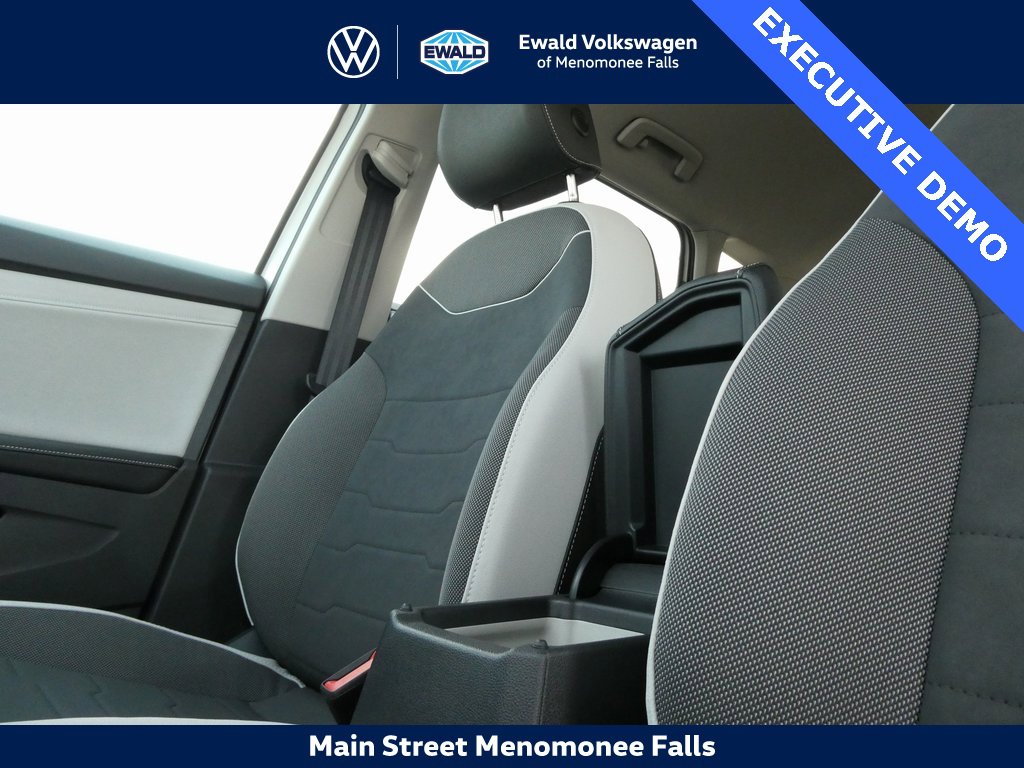 Certified 2025 Volkswagen Taos SE image 29
