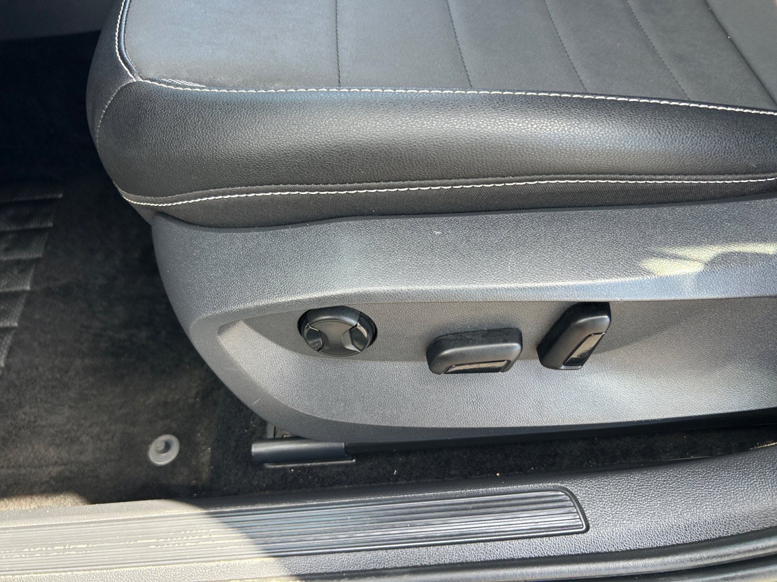 Certified 2022 Volkswagen Taos SE FWD image 14