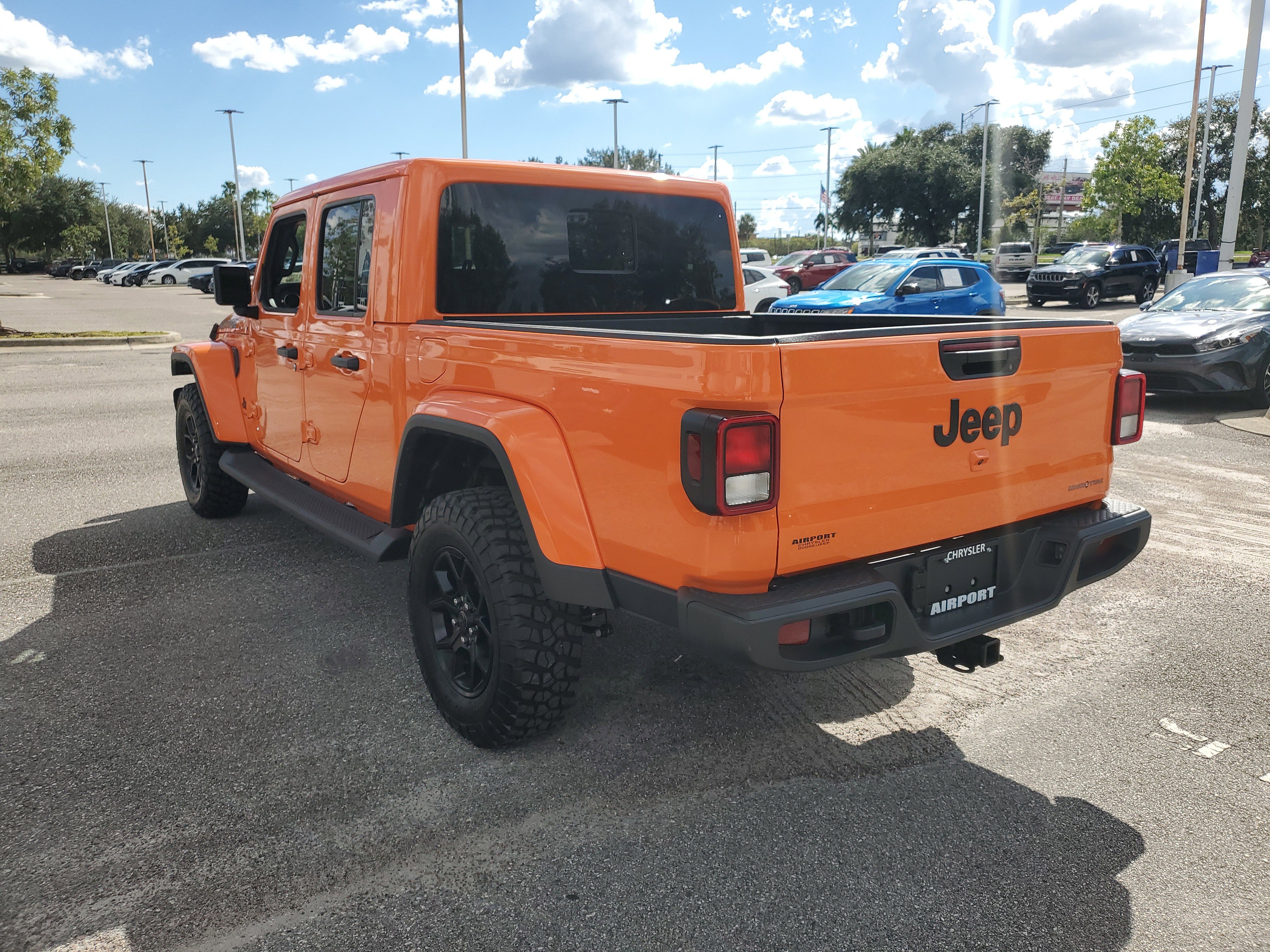 Used 2025 Jeep Gladiator Sport image 3