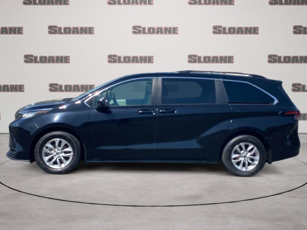 Used 2023 Toyota Sienna LE w/ LE Plus Package FWD image 2