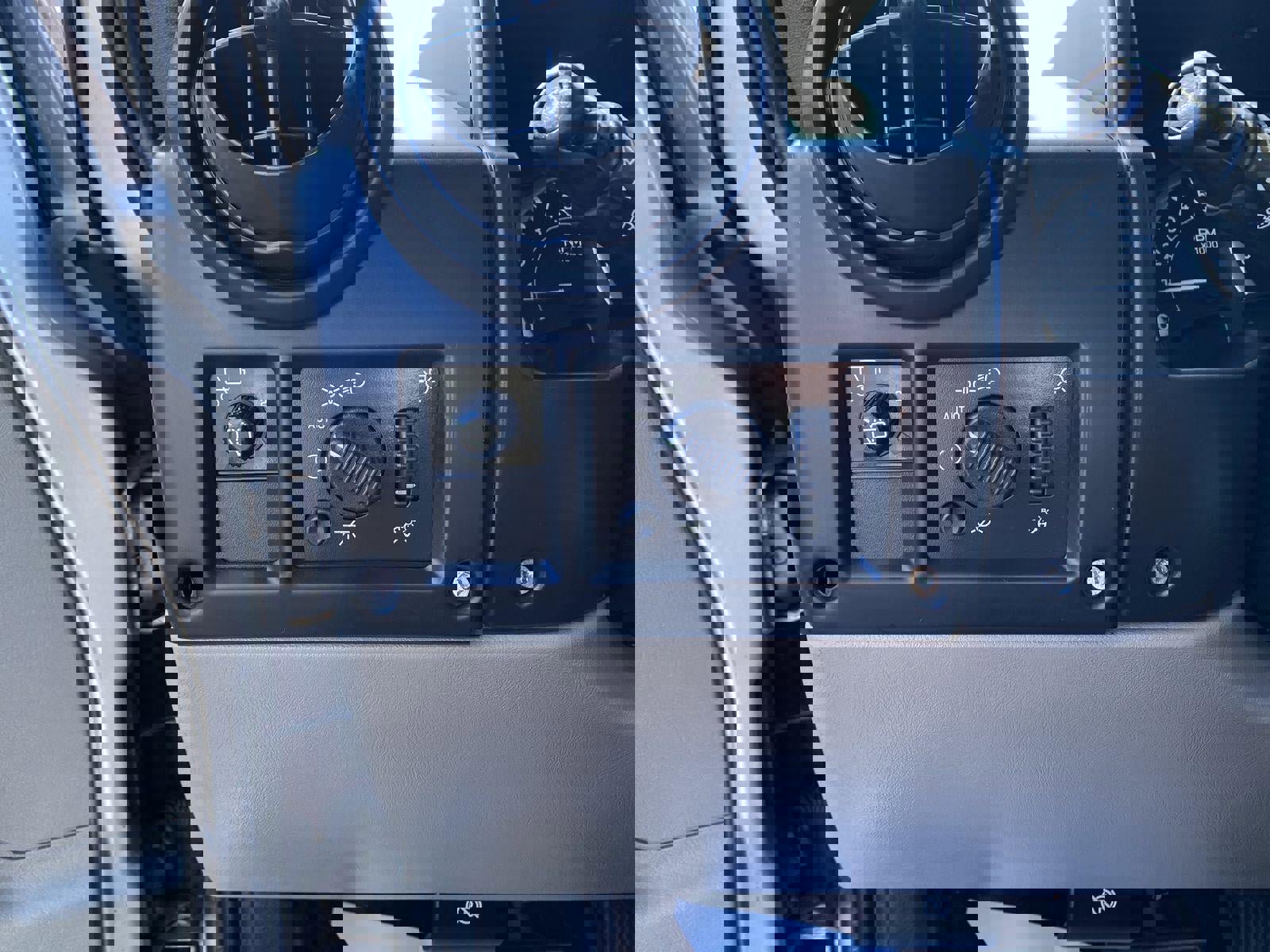 Used 2005 HUMMER H2 SUV w/ Preferred Equipment Group image 9