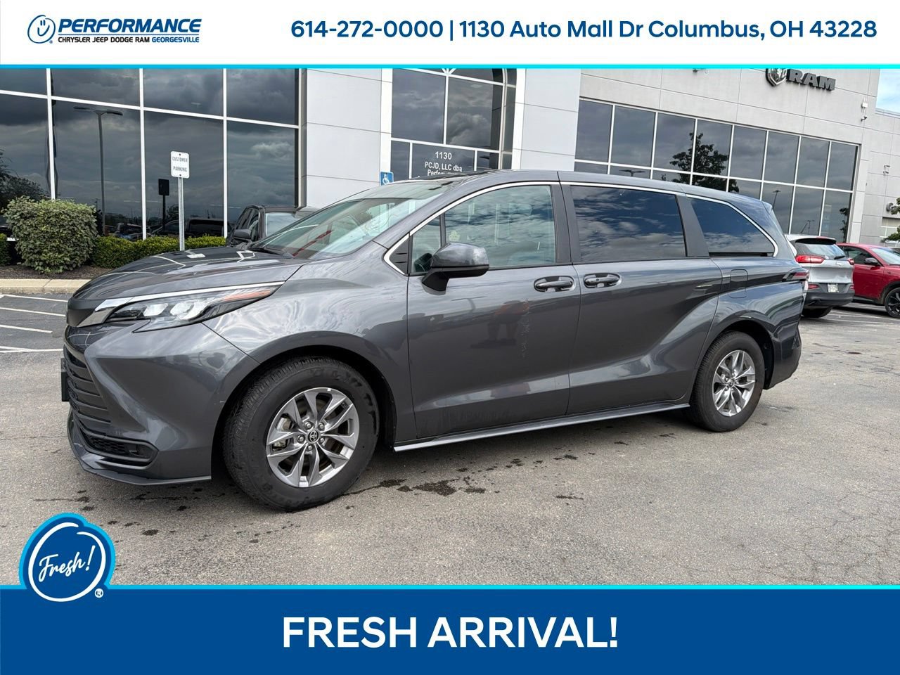 Used 2025 Toyota Sienna LE FWD image 5
