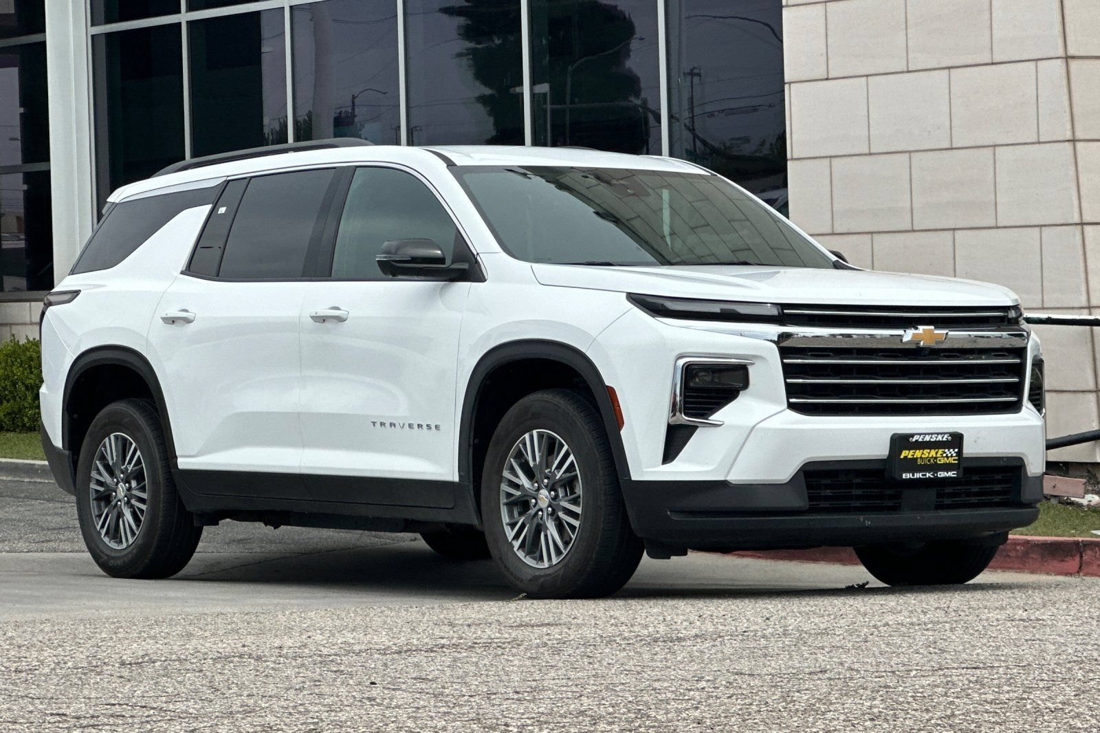Certified 2024 Chevrolet Traverse LT FWD image 2