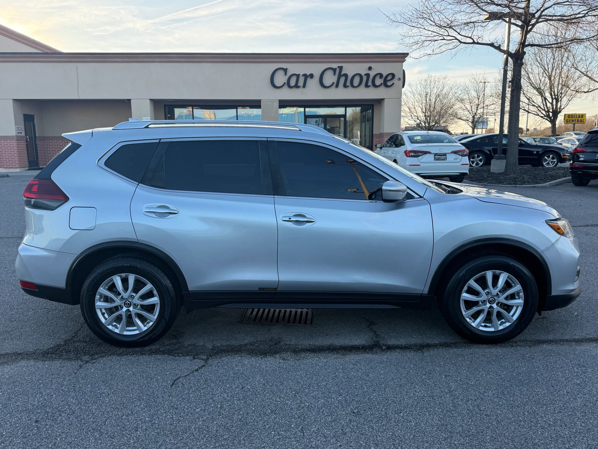 Used 2018 Nissan Rogue SV FWD image 7