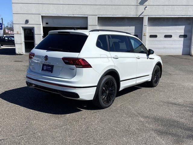 Certified 2022 Volkswagen Tiguan SE R-Line image 5