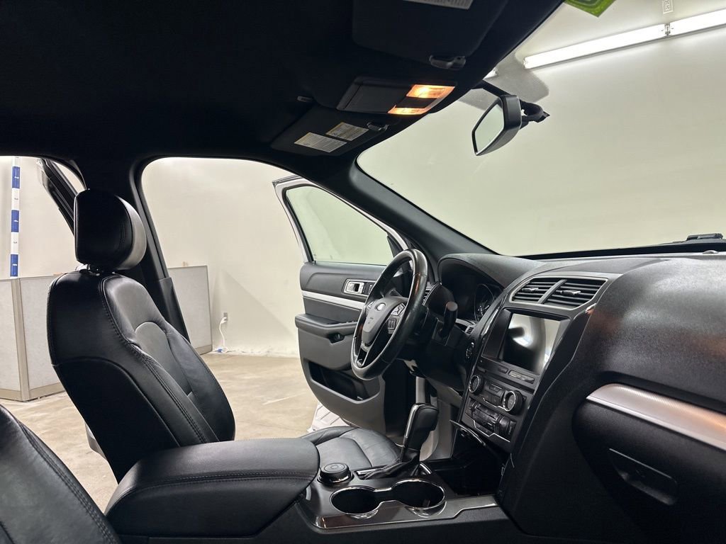 Used 2017 Ford Explorer XLT w/ Equipment Group 202A image 21