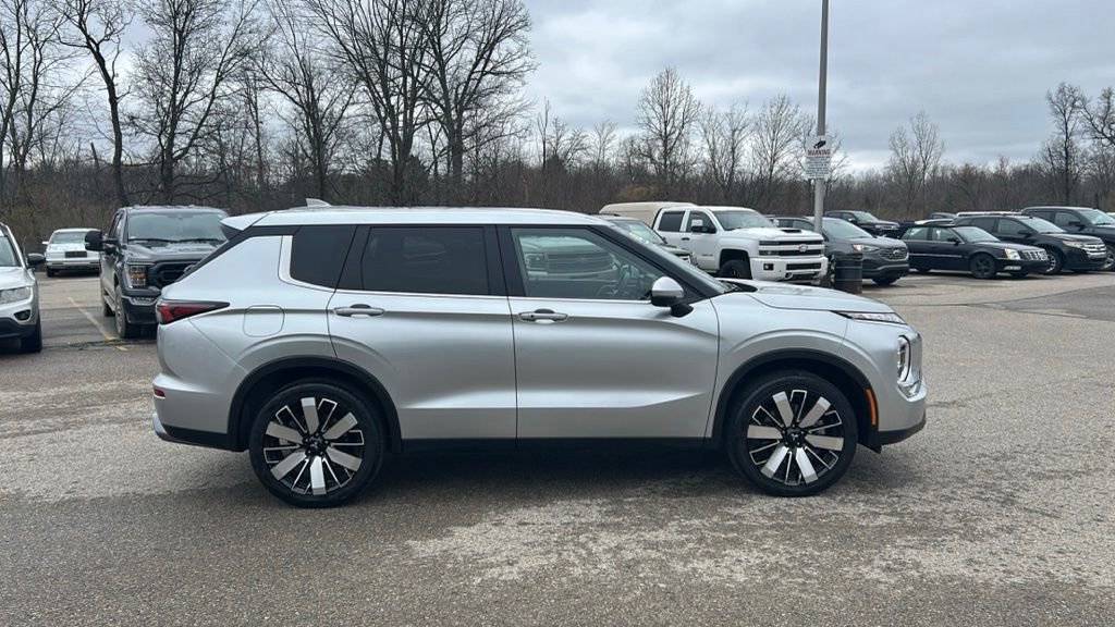 Used 2025 Mitsubishi Outlander SE image 7