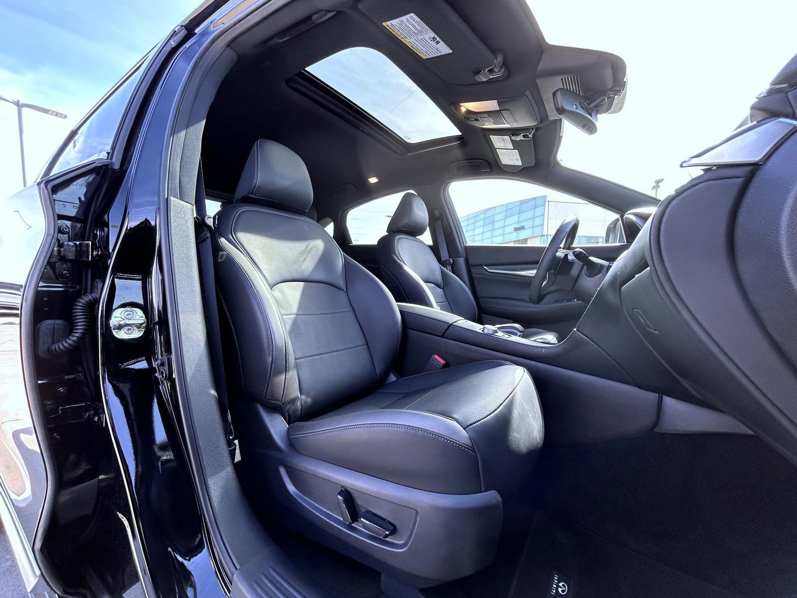 Used 2025 INFINITI QX55 Essential w/ Accent Package image 15