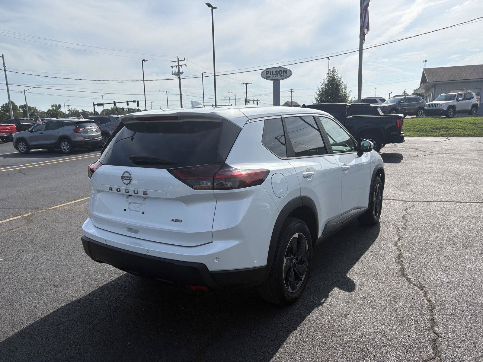 Used 2025 Nissan Rogue SV AWD/4WD image 24