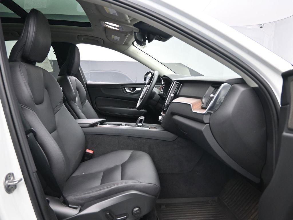 Used 2024 Volvo XC60 B5 Plus w/ Protection Package Premier image 24