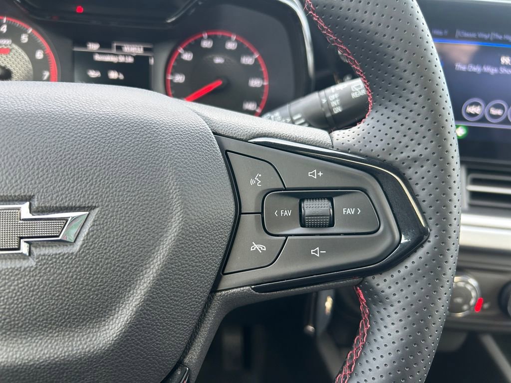 Used 2025 Chevrolet Trax RS w/ Sunroof Package FWD image 18