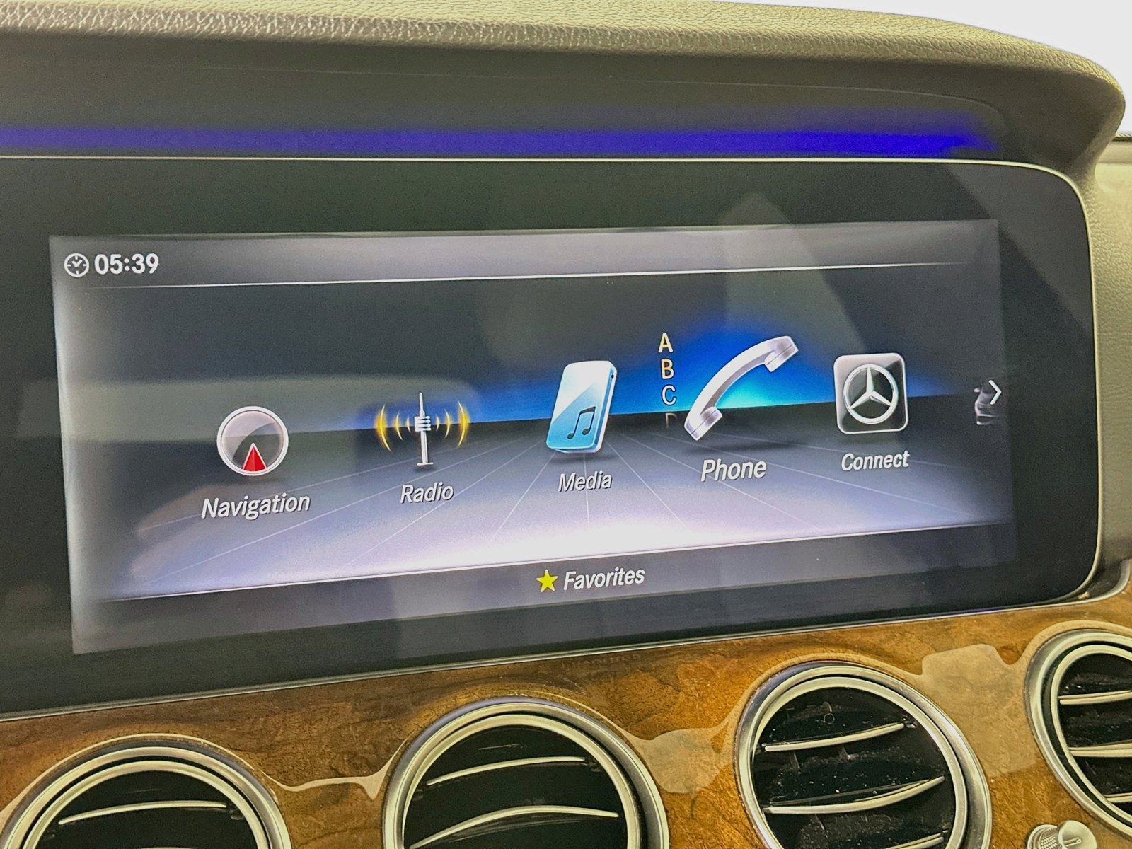 Used 2018 Mercedes-Benz E 300 4MATIC image 23
