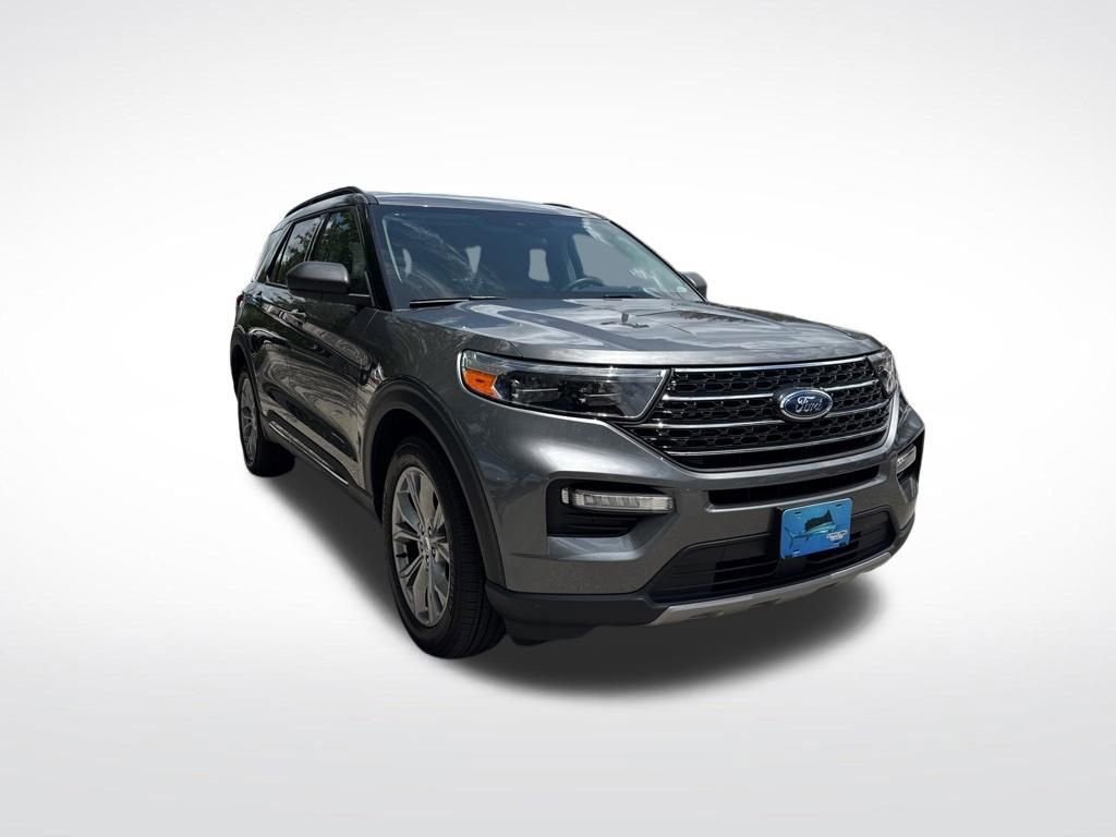 Used 2023 Ford Explorer XLT w/ Equipment Group 202A AWD/4WD image 2