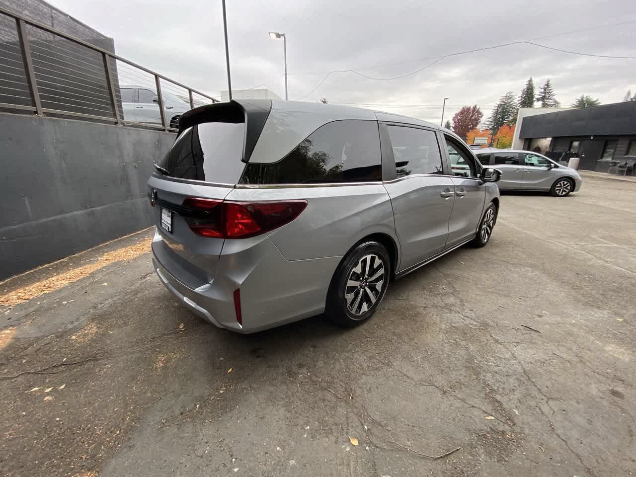 Used 2025 Honda Odyssey EX-L image 6