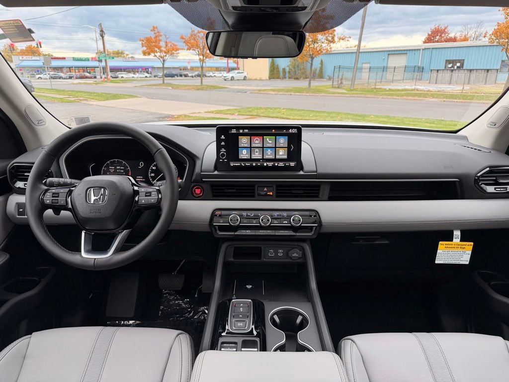 New 2025 Honda Pilot Touring image 5