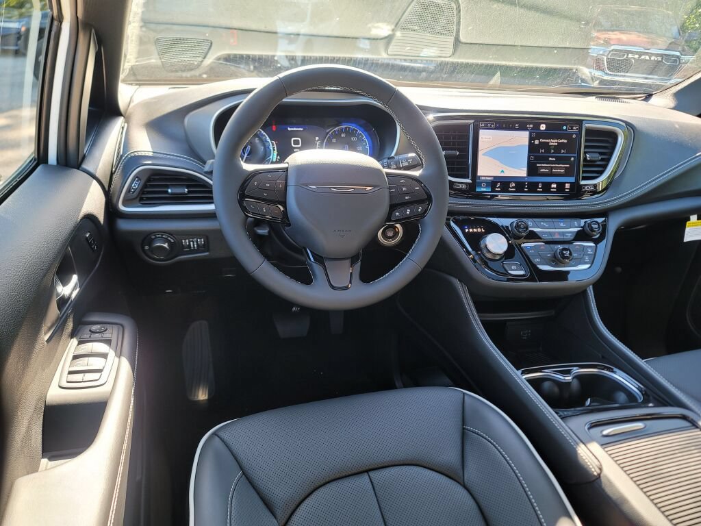 New 2027 Chrysler Pacifica Limited w/ Family Tech Group AWD/4WD image 21