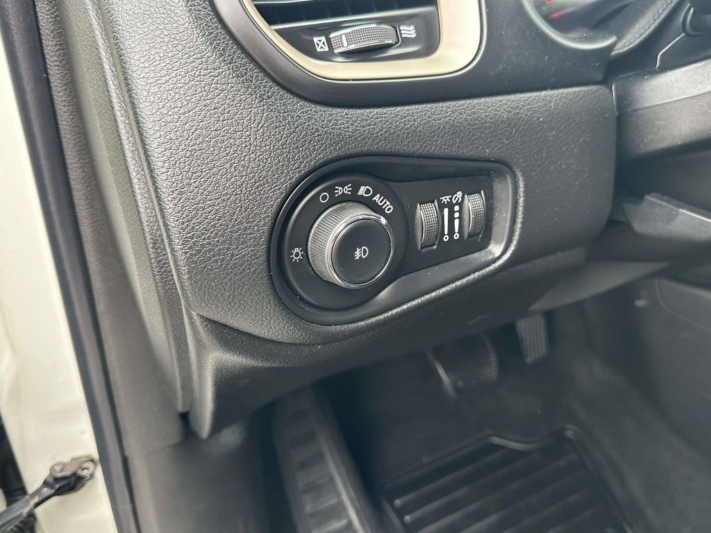 Used 2015 Jeep Renegade Latitude w/ Cold Weather Group II image 20