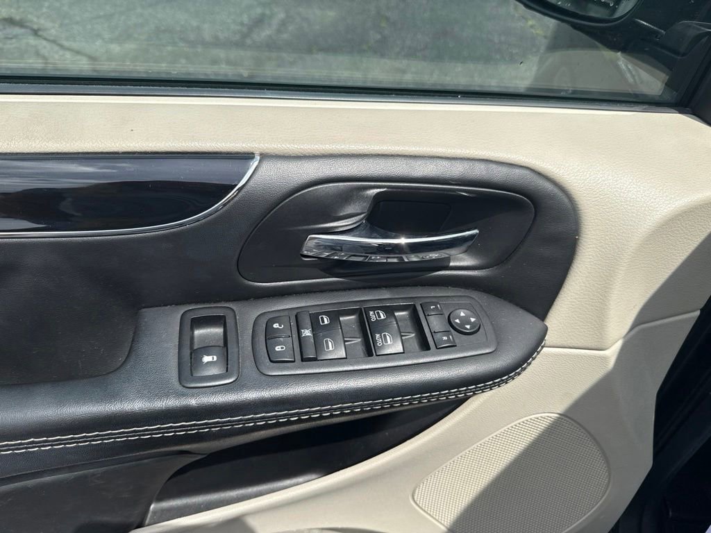 Used 2017 Dodge Grand Caravan SXT FWD image 13