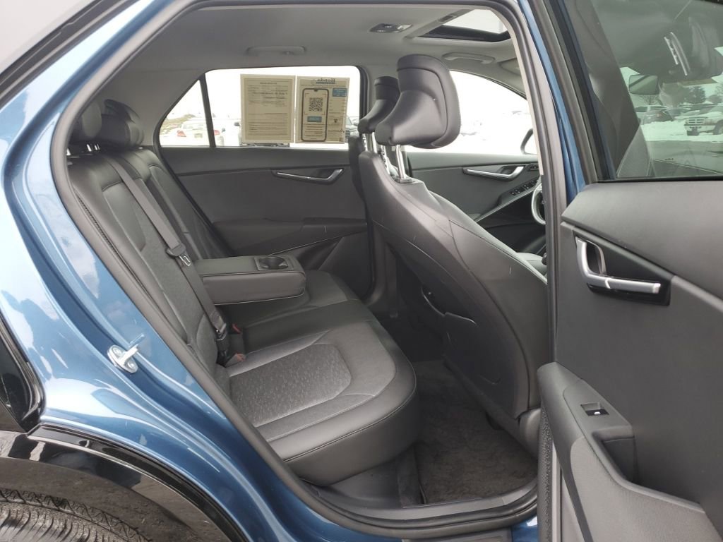 Used 2023 Kia Niro SX Touring image 41