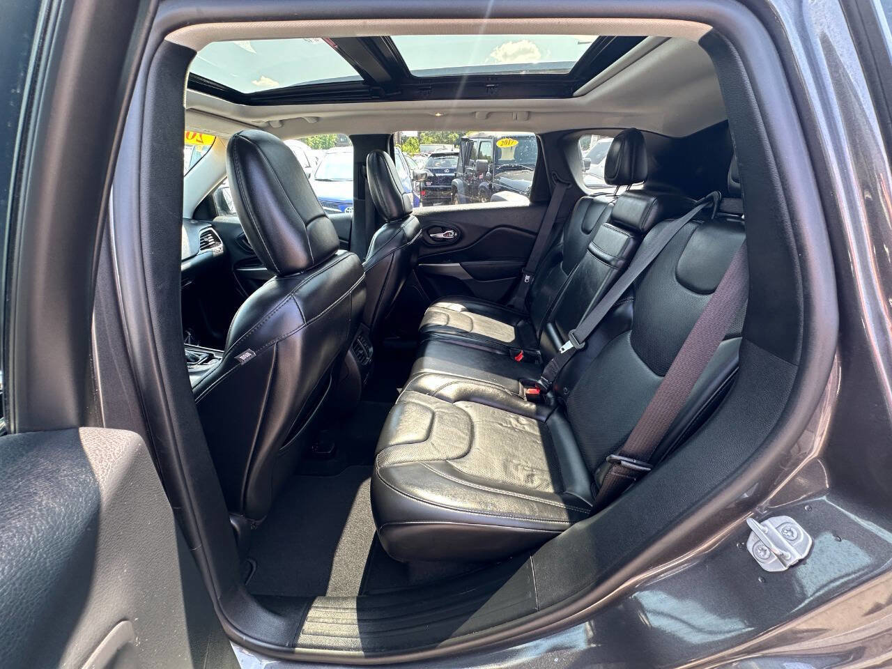 Used 2019 Jeep Cherokee Limited image 18