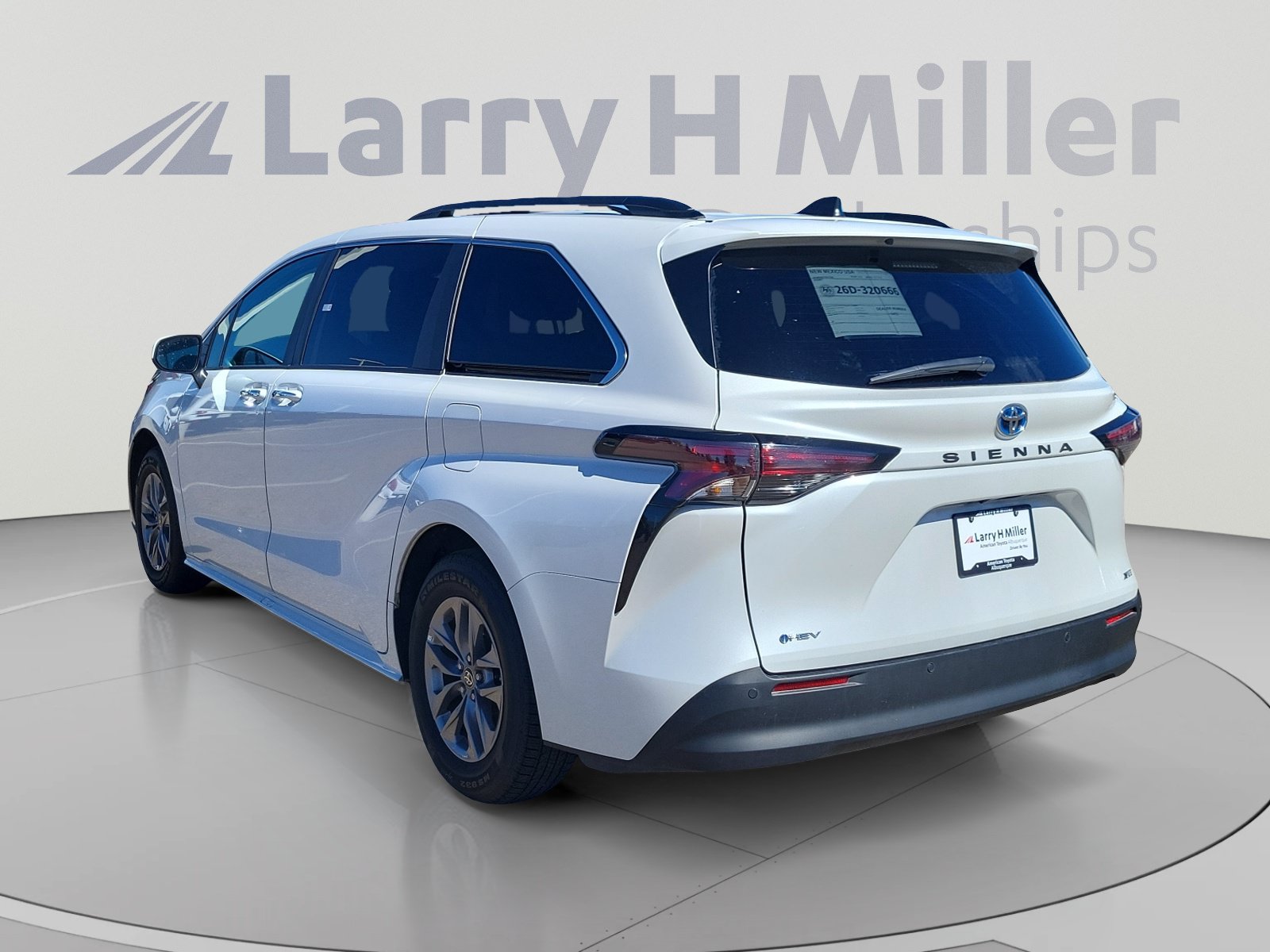 Used 2025 Toyota Sienna XLE FWD image 3
