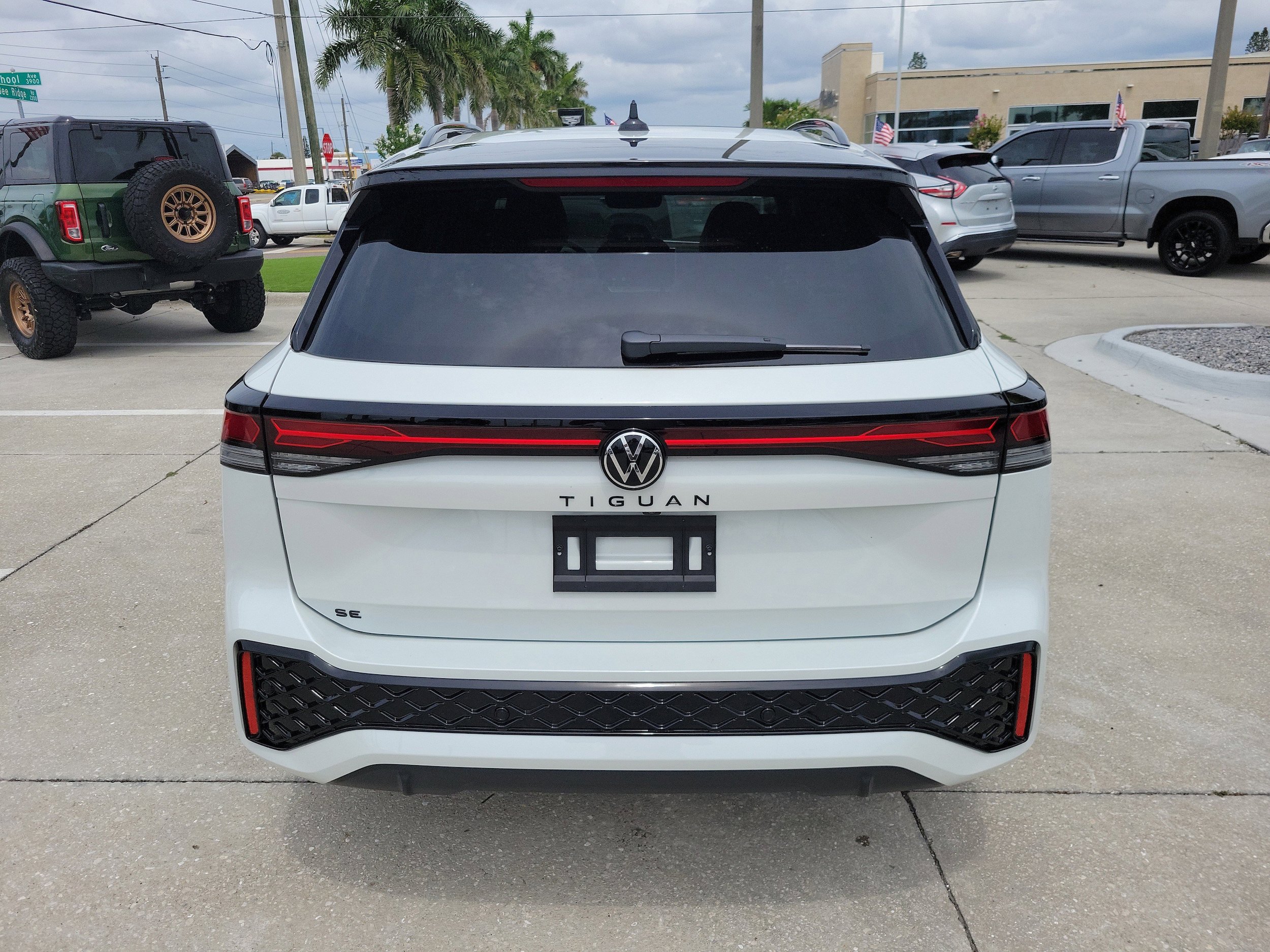 New 2026 Volkswagen Tiguan SE R-Line FWD image 5