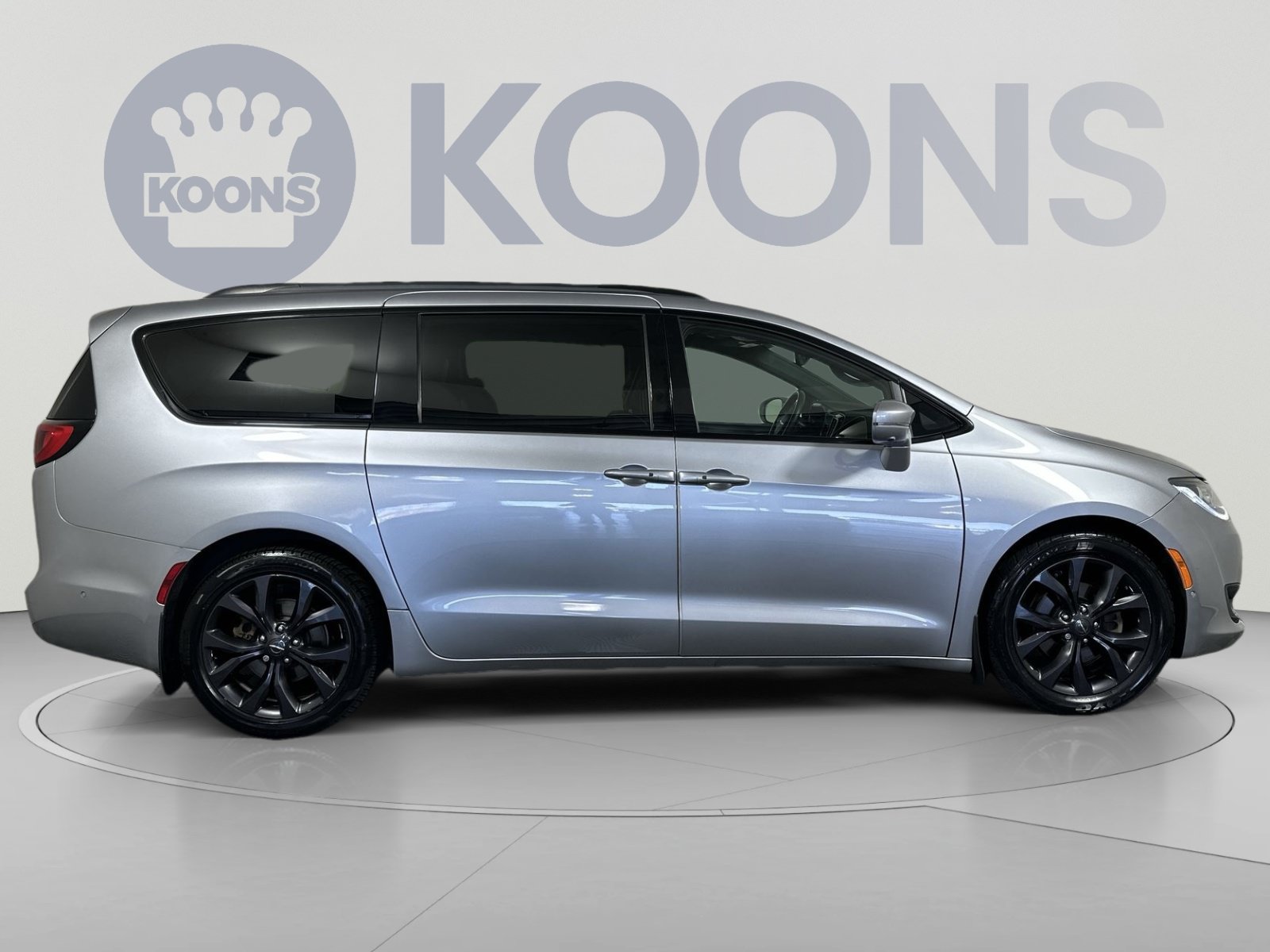 Used 2019 Chrysler Pacifica Limited w/ Advanced Safetytec Group FWD image 8