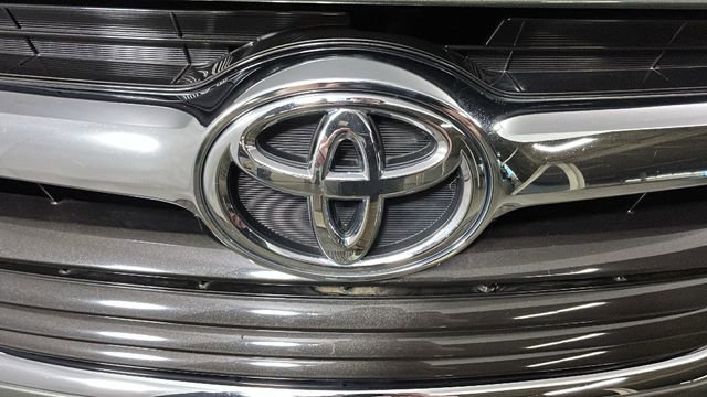Used 2015 Toyota Highlander XLE AWD/4WD image 9