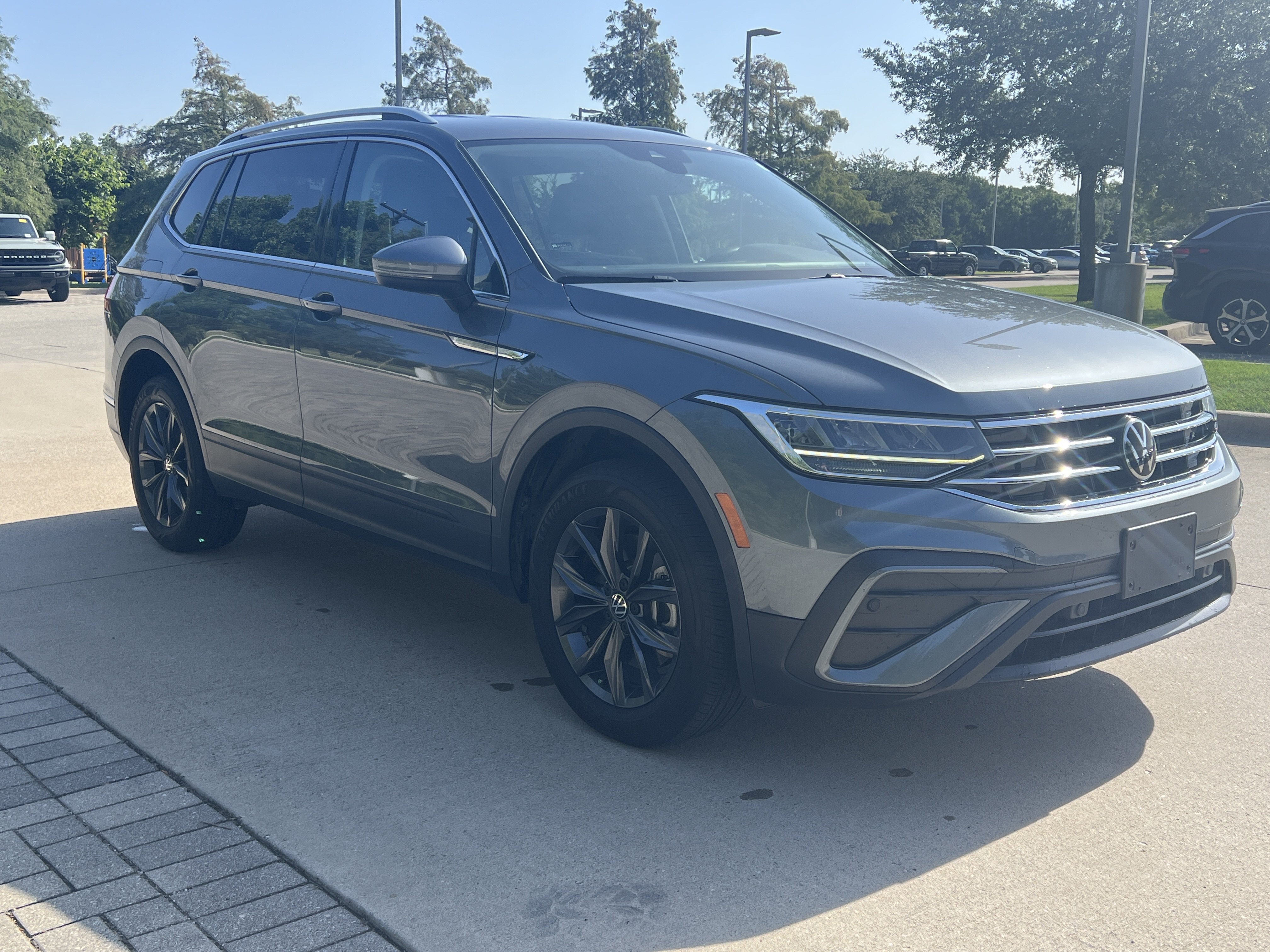 Certified 2023 Volkswagen Tiguan SE FWD image 2