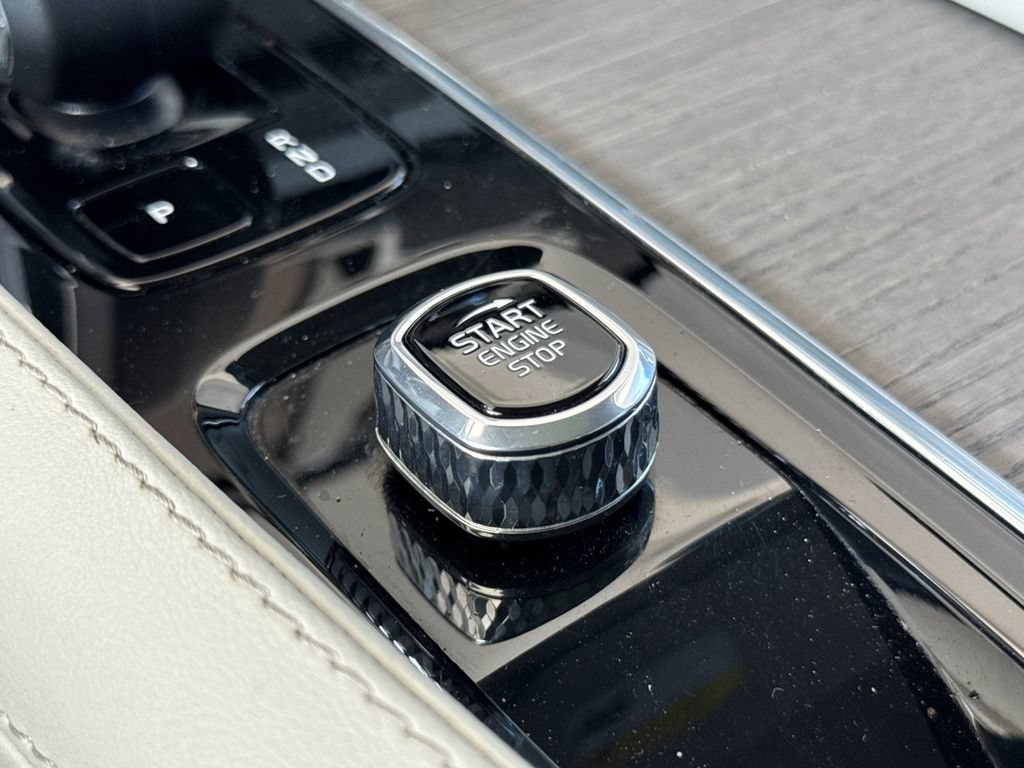 Certified 2023 Volvo XC90 T8 Plus AWD/4WD image 22