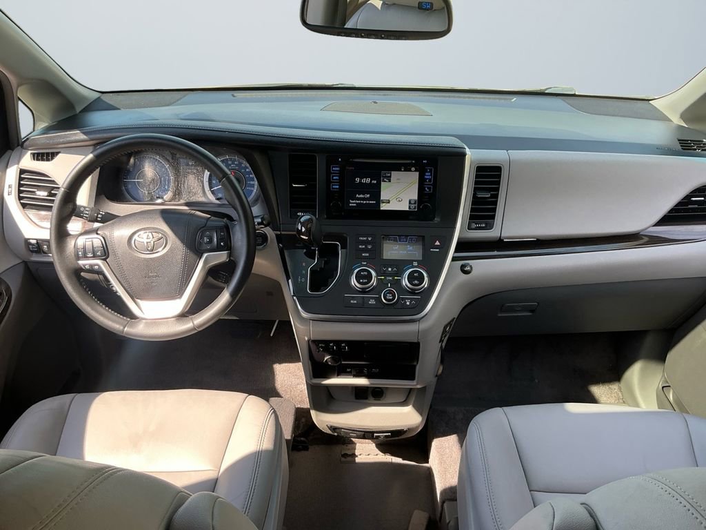 Used 2017 Toyota Sienna XLE Premium FWD image 11
