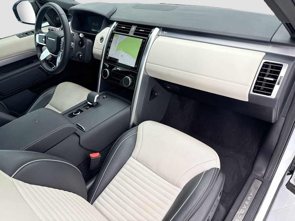 Used 2024 Land Rover Discovery Dynamic SE AWD/4WD image 16